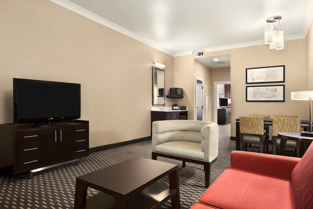 Premium Suite, Non Smoking, Refrigerator & Microwave (2 Queens with Sofabed) - Photo 5