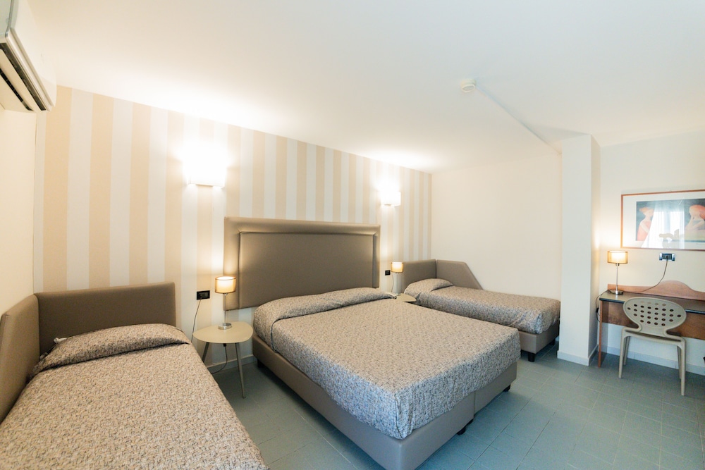 Family Room - Photo 3