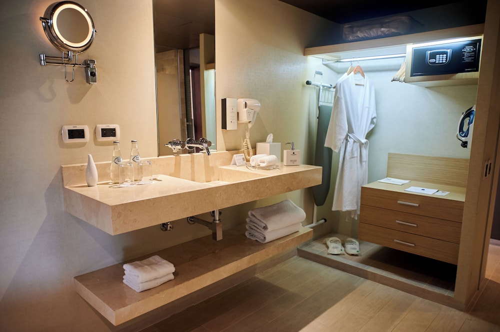 Junior Suite, Multiple Beds, City View - Photo 6