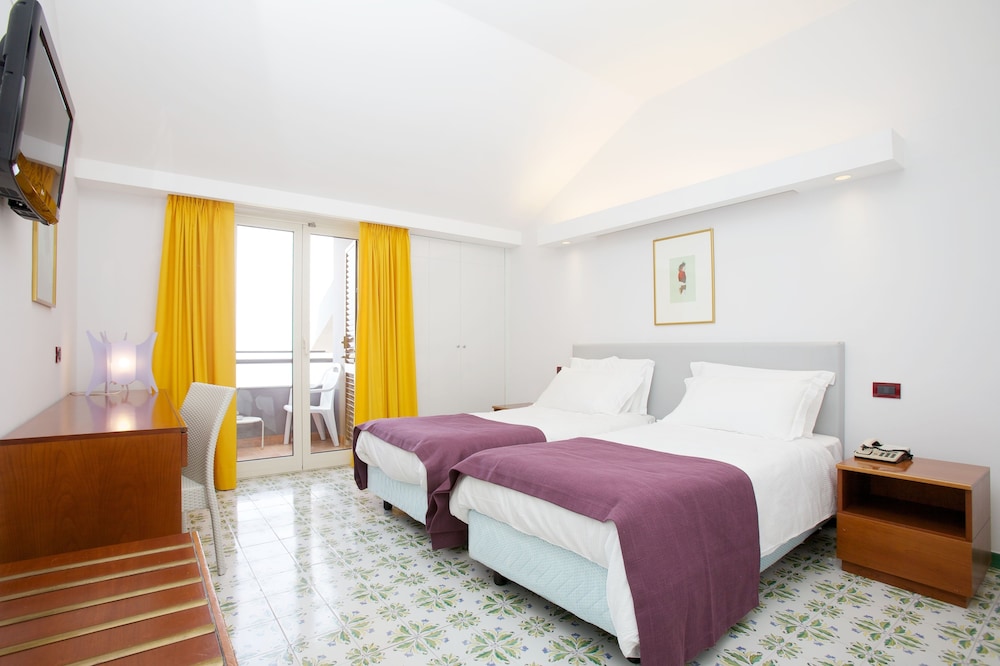 Superior Triple Room, Balcony, Sea View photo 2