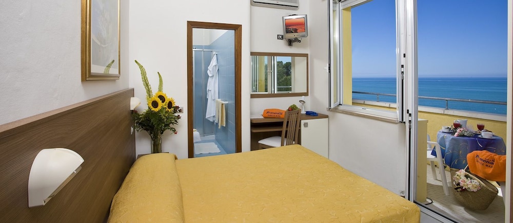 Double or Twin Room, Partial Sea View photo 1