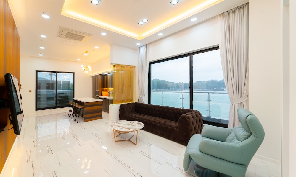Fancy Ocean Pool Villa (No lukewarm water available in winter) - Photo 1