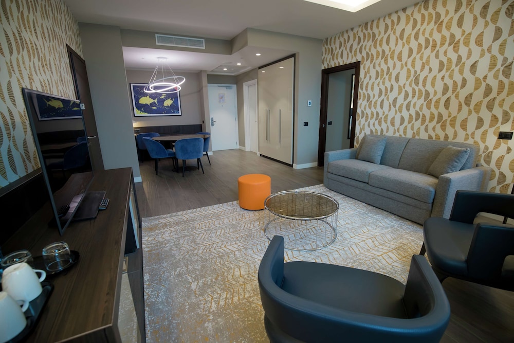 Deluxe Suite, 1 King Bed - Photo 1