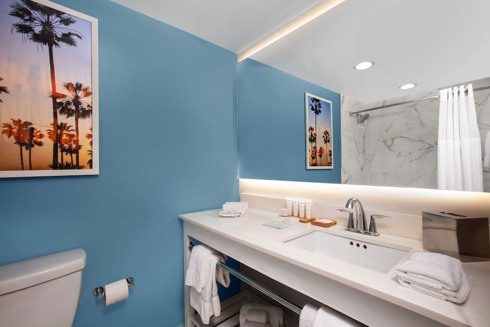 Junior Suite, 2 Queen Beds - Photo 6