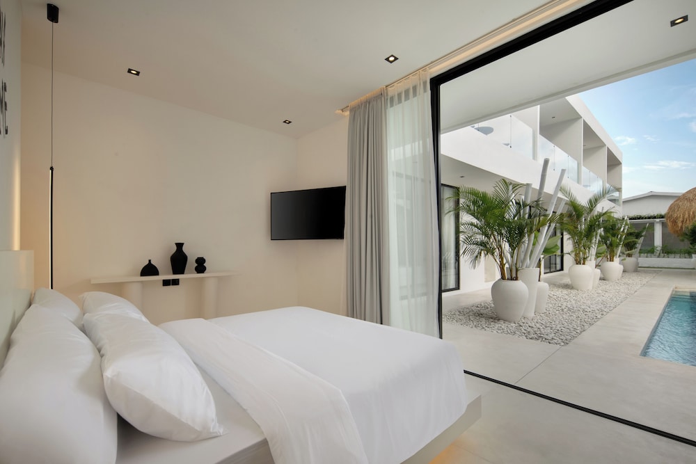 Poolside Suite