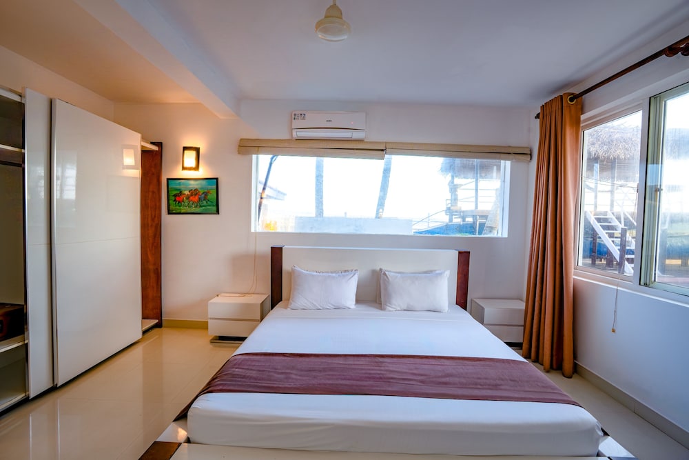Deluxe Double Room, Partial Sea View photo 3