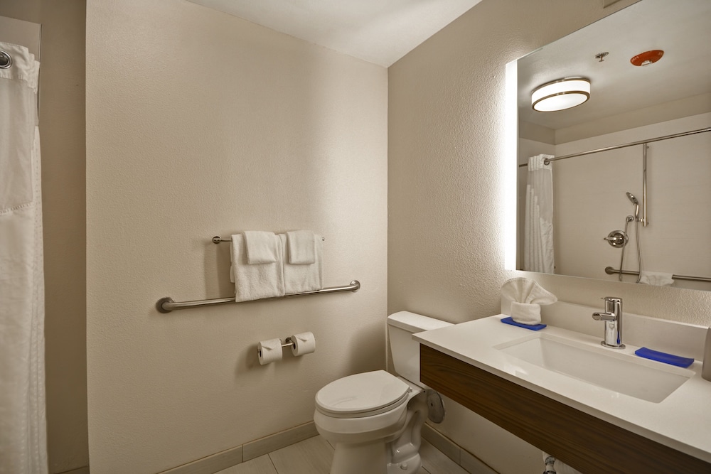 Suite, 1 King Bed, Accessible (Communications) - Photo 7