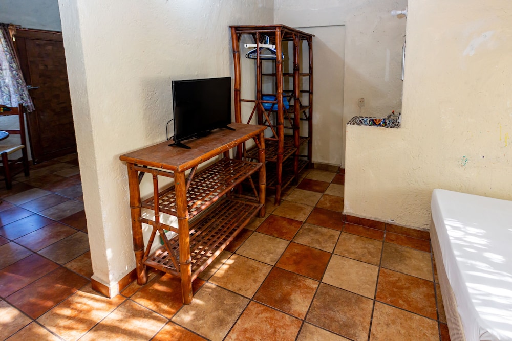 Economy Bungalow, 2 Bedrooms, Smoking, Kitchenette photo 3