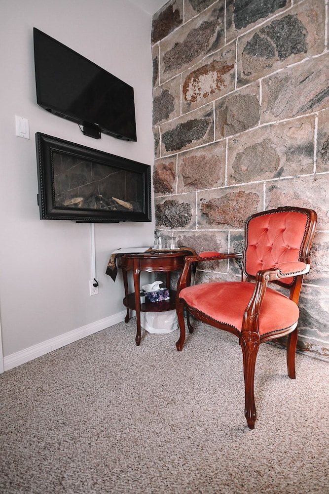 Stone Wall Room photo 2