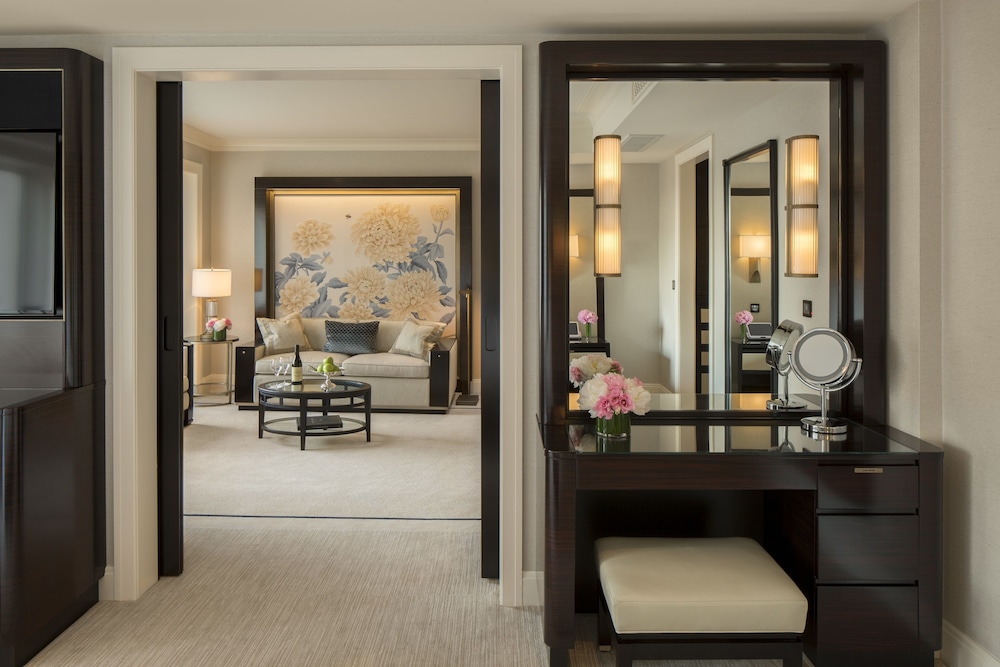 Deluxe Suite, 1 King Bed, Accessible - Photo 3
