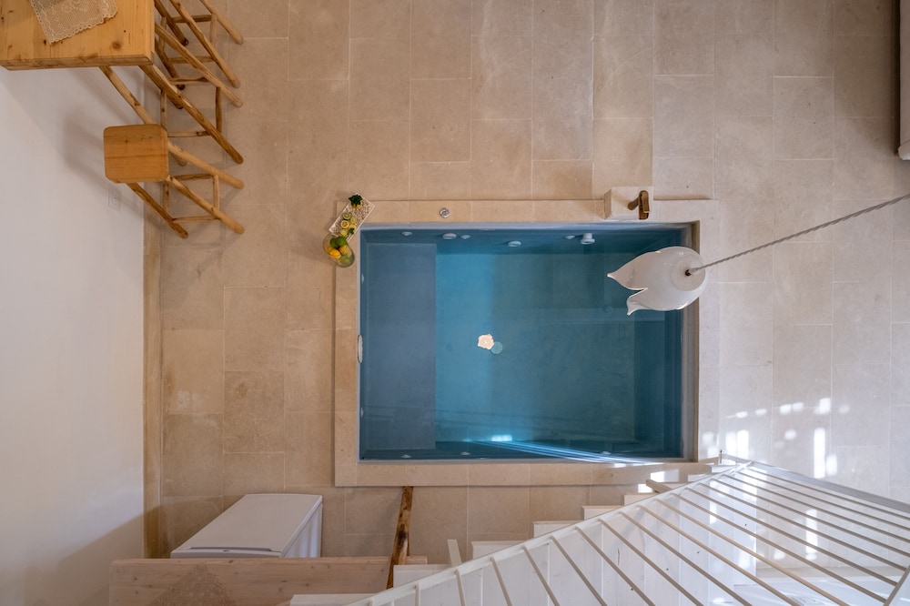 Suite, Hot Tub (4 Prs) - Photo 11
