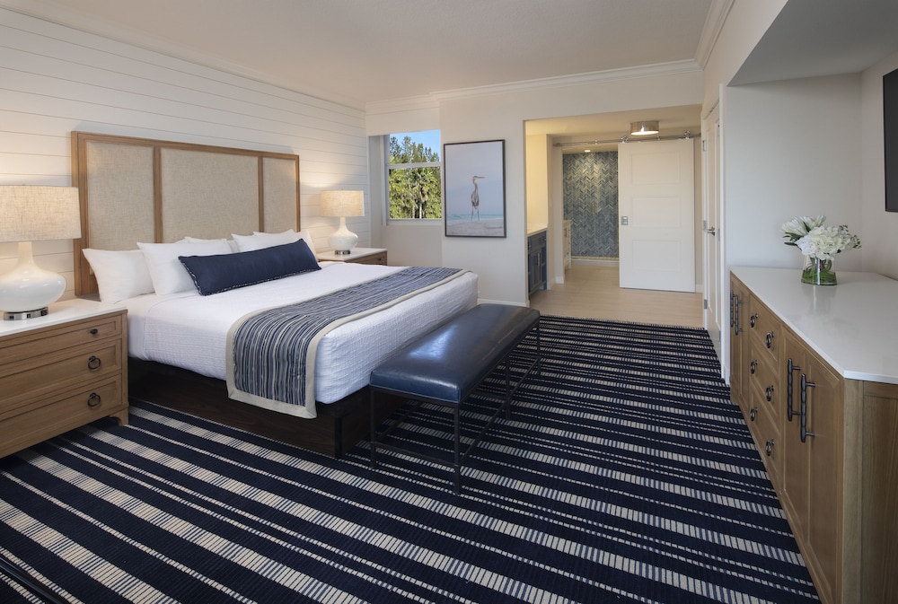 Deluxe Suite, 2 Bedrooms, Accessible, Golf View
