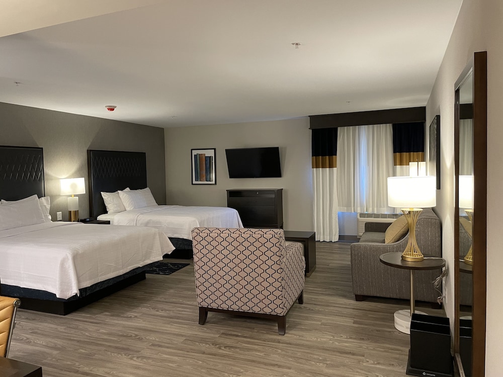 Suite, 2 Queen Beds, Accessible (Mobility & Hearing, Roll-in Shower) - Photo 3