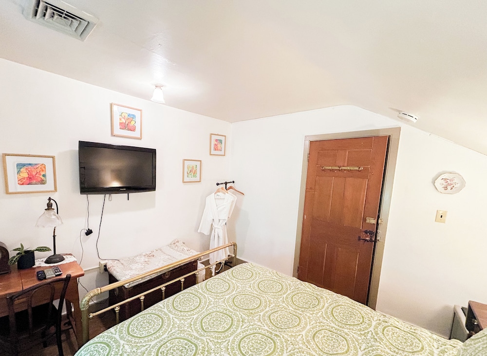 1 Queen Bed Cottage photo 2