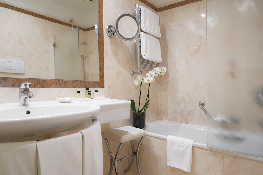 Classic Double or Twin Room photo 3