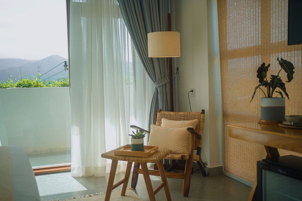 King Bed With Mountain View - Photo 12
