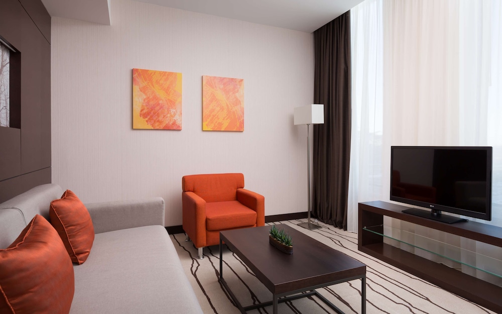 Queen One Bedroom Suite with View, Business Lounge Access photo 3