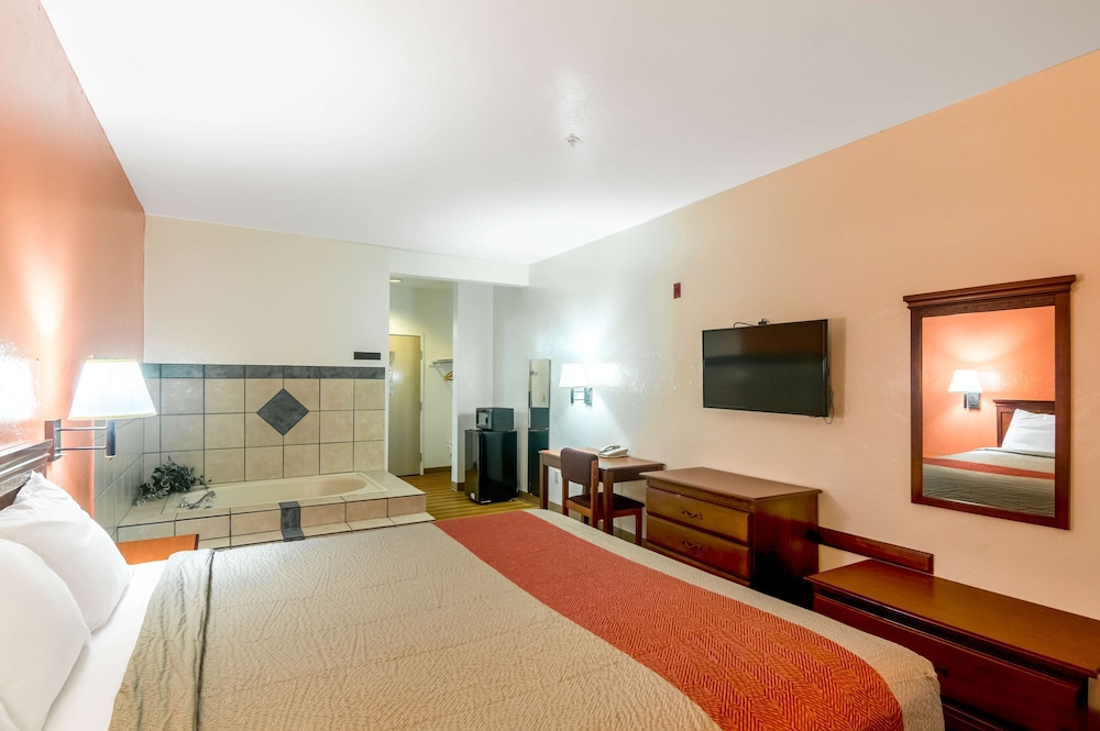 Standard Room, 1 King Bed, Smoking - Photo 13
