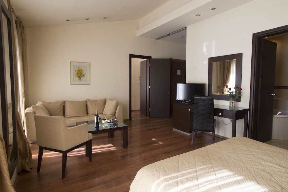 Family Room - Photo 4