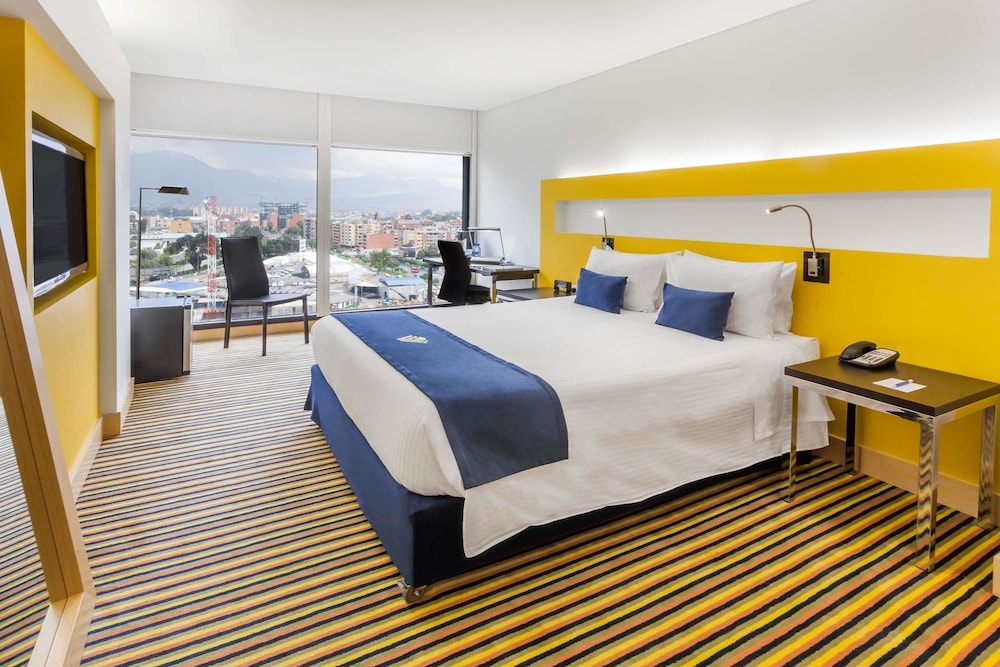Standard Room, 1 Queen Bed photo 2