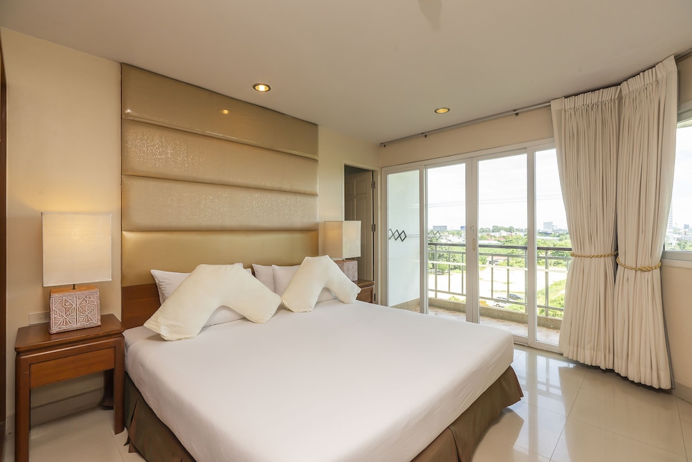 Cabana Suite Gardent view - No Pets Allowed - Photo 11