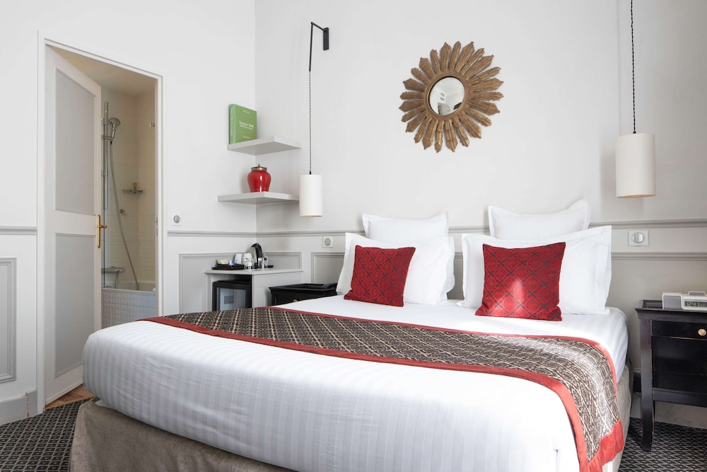 Standard Double room - Complimentary soft minibar, courtesy tray, Chromecast - Snacks, digital press photo 2