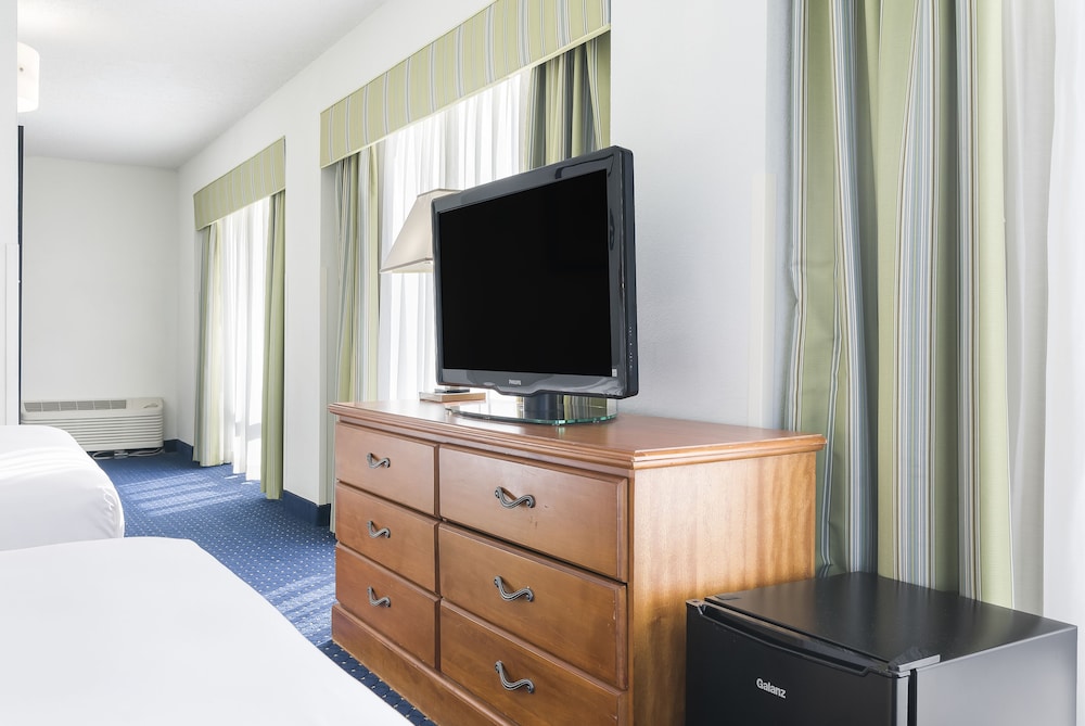 Premium Double Queen Room, Corner View - Photo 4