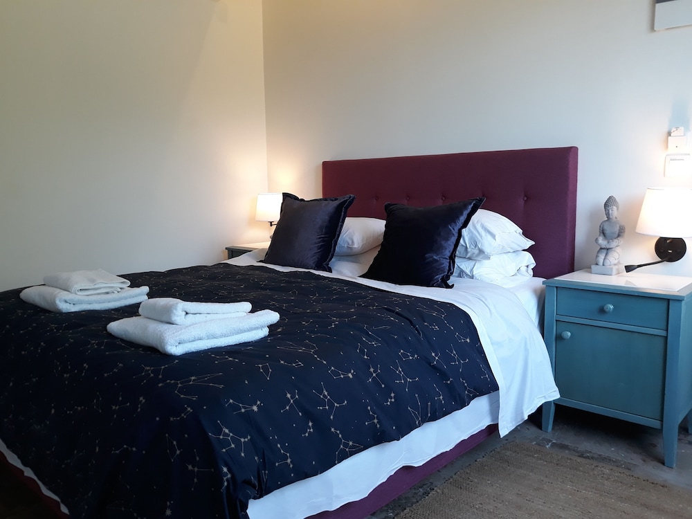Small & Cozy Double Room 1 King Bed  Garden View