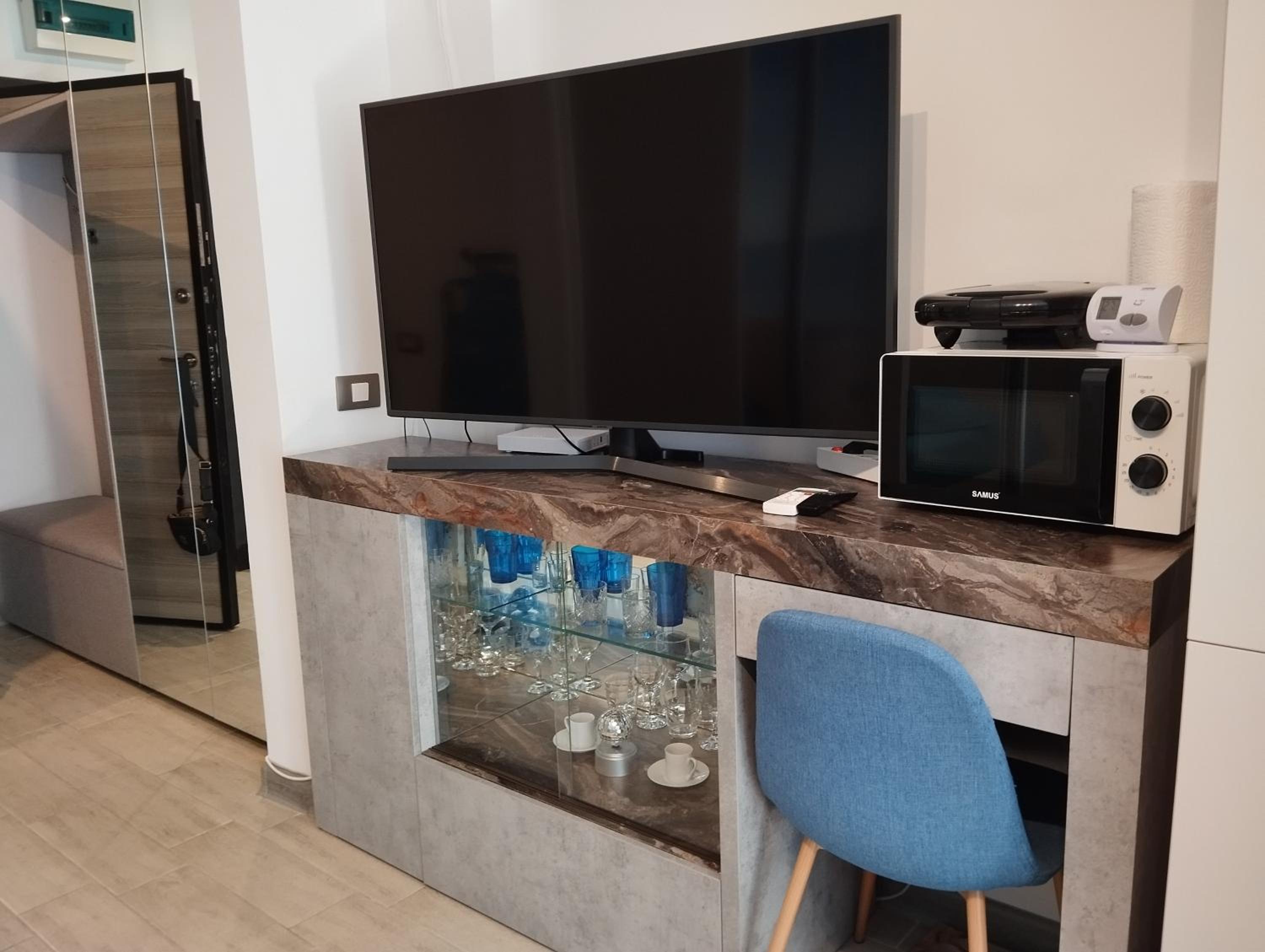 One-Bedroom Apartment photo 1