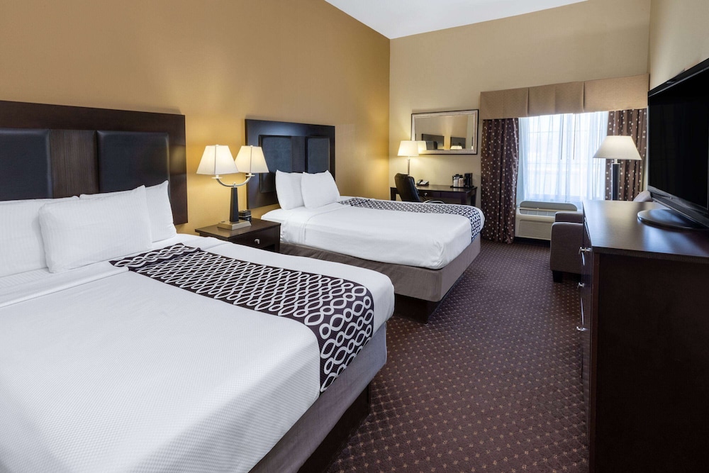 Room, 2 Queen Beds, Non Smoking, Pool View photo 2