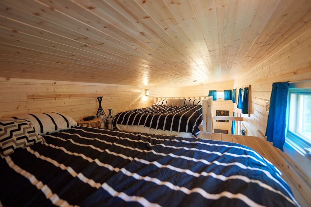 House, Multiple Beds, Kitchenette (EmersonTiny House) photo 1