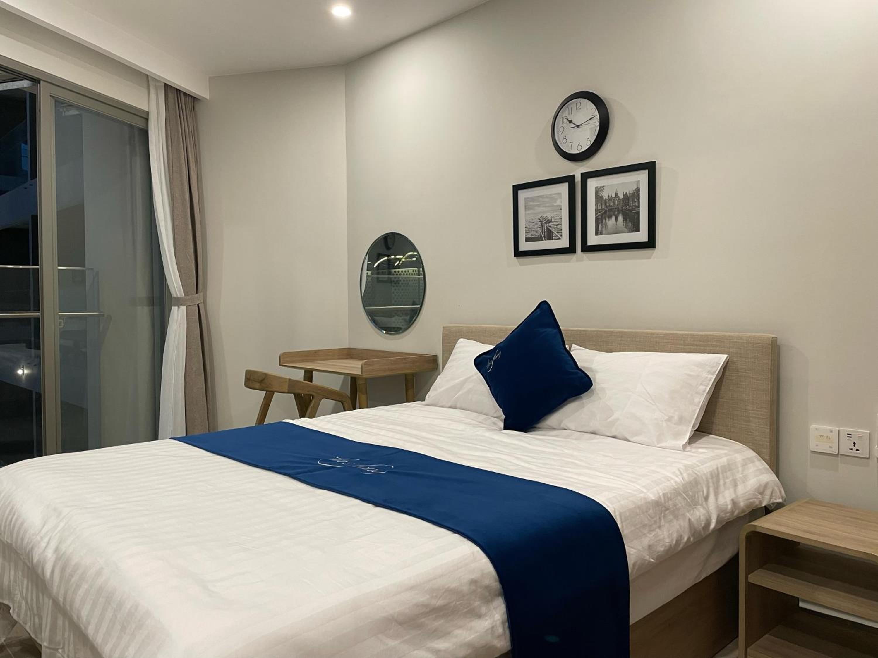 Deluxe One-Bedroom Apartment photo 1