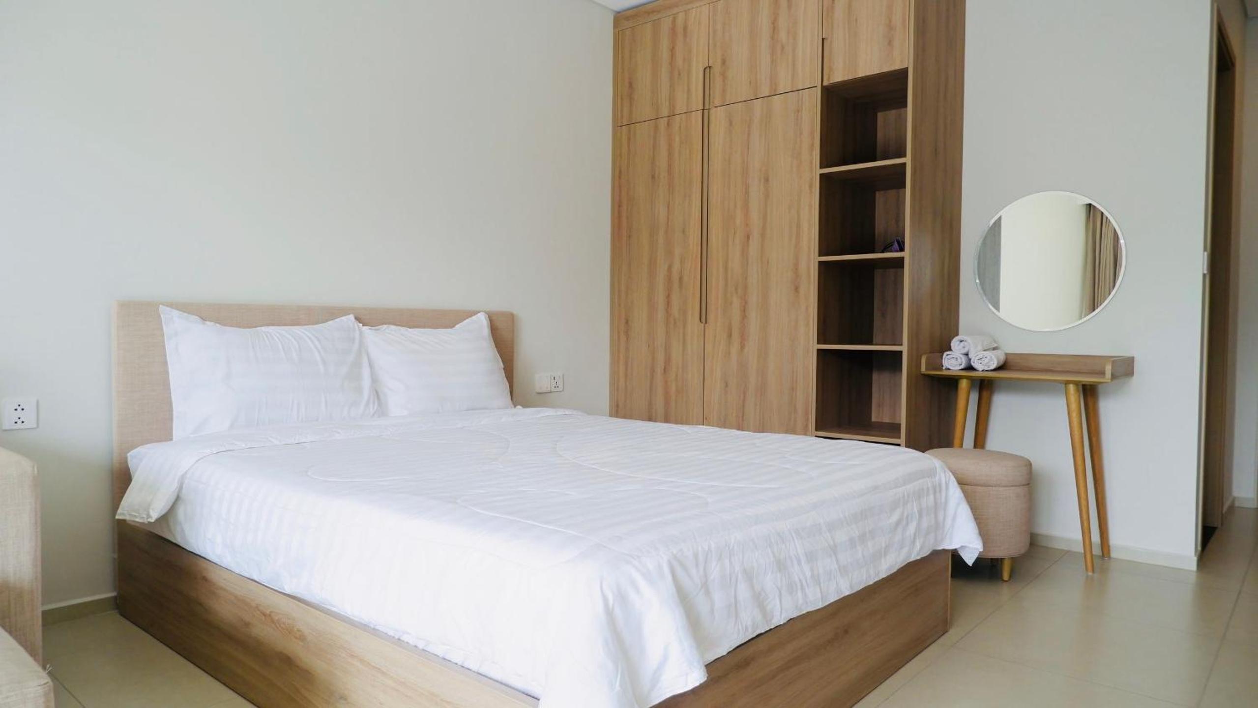 Deluxe One-Bedroom Apartment