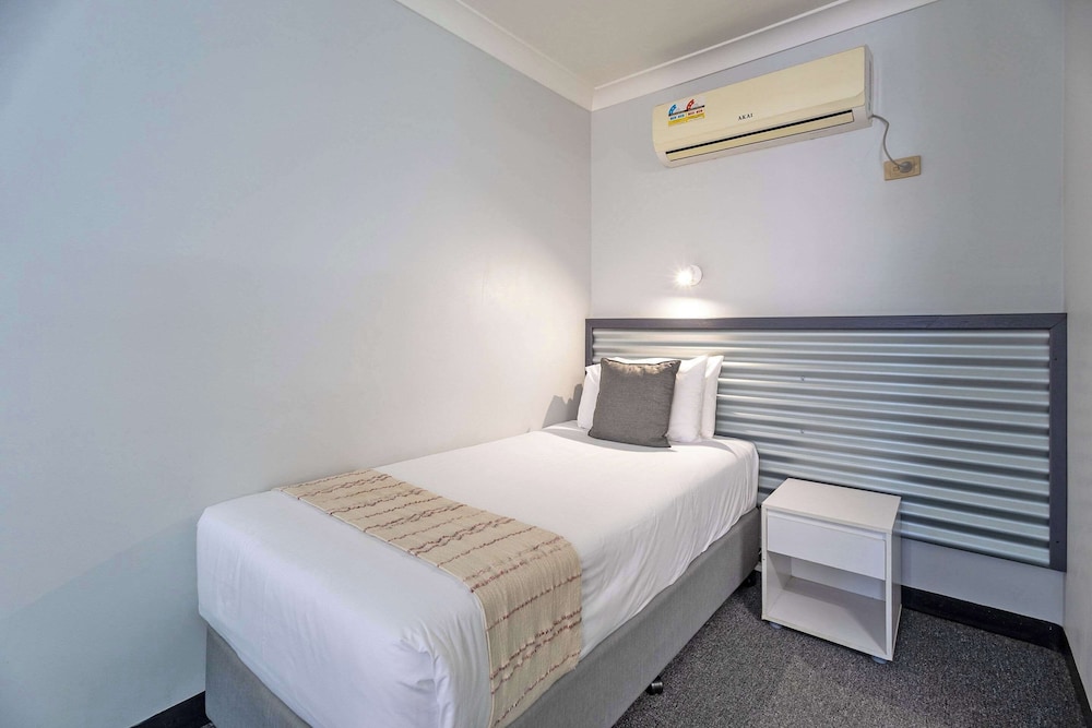 Standard Room, Multiple Beds, Non Smoking photo 3