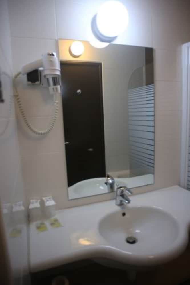 Standard Twin Room - Photo 4