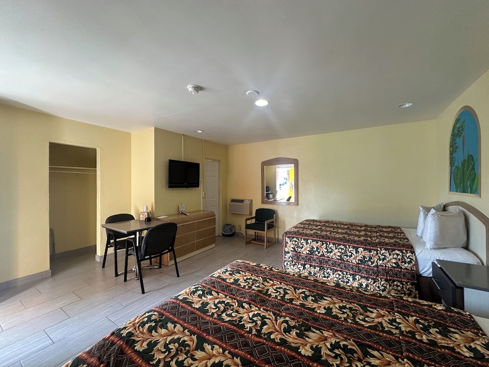 Room, 2 Queen Beds, Non Smoking