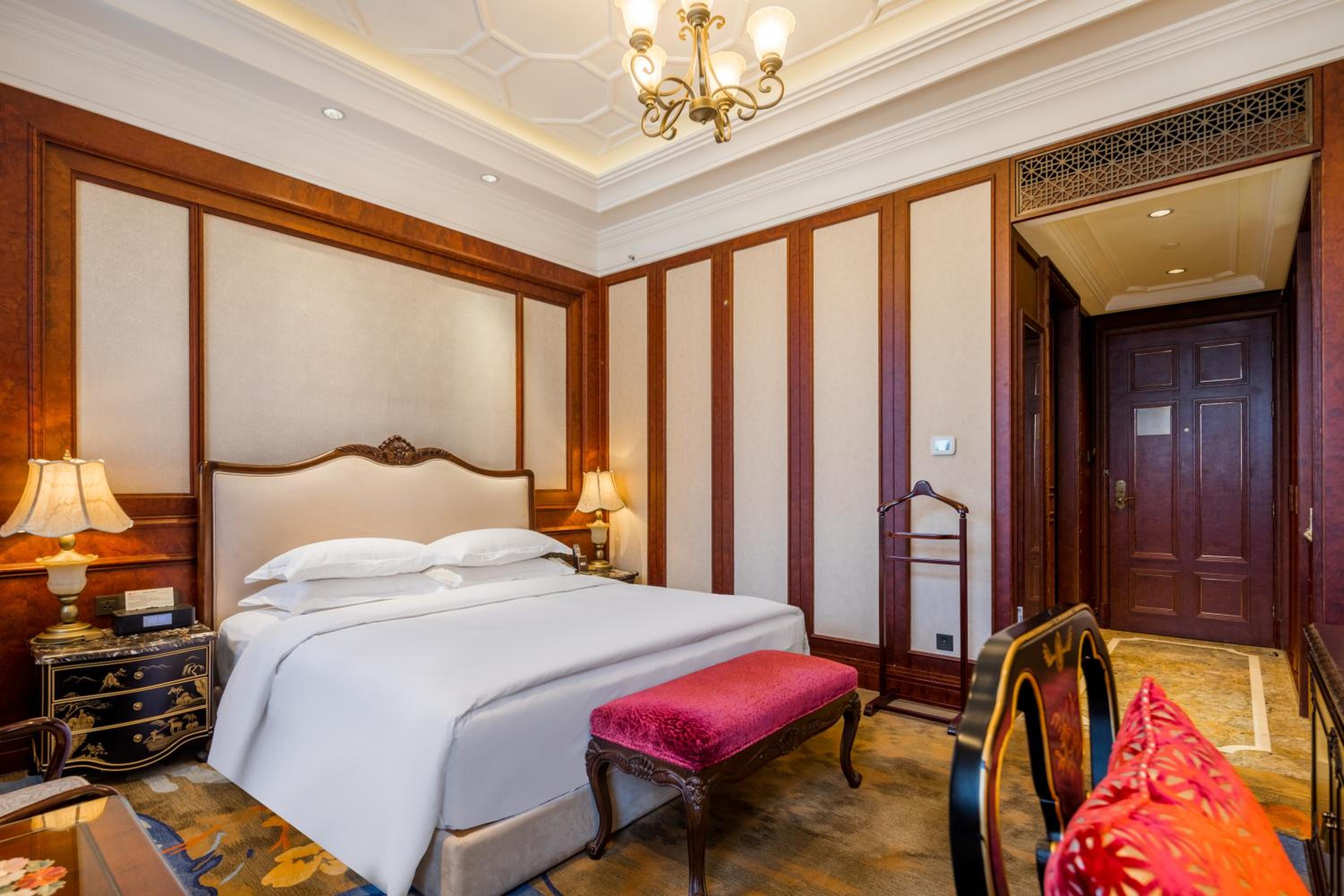 Deluxe Queen Room with City View