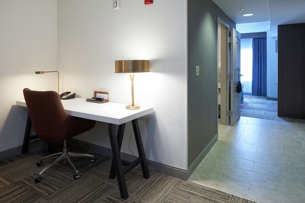 Junior Suite, 1 Queen Bed, Accessible, Bathtub (Hearing) - Photo 4