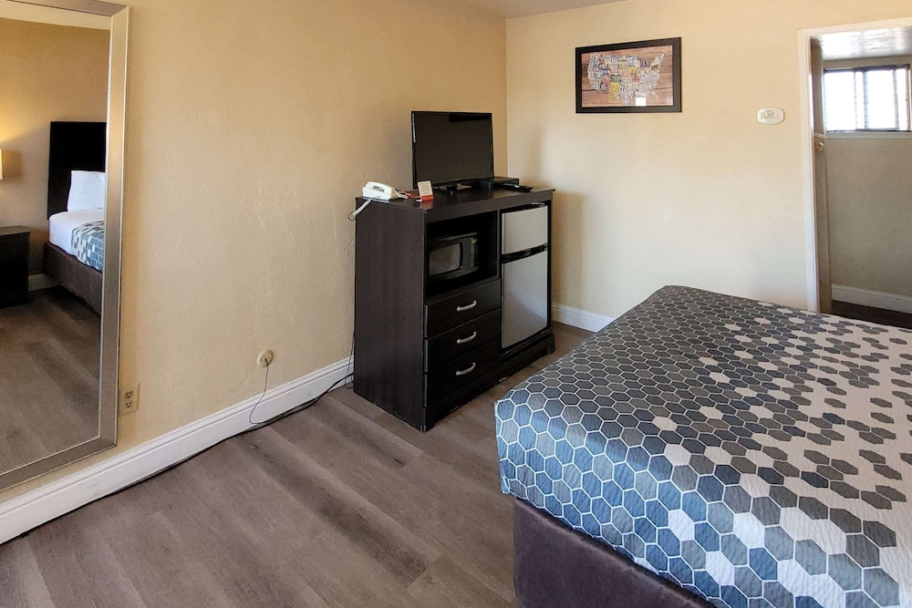 Standard Room, 1 Queen Bed - Photo 1