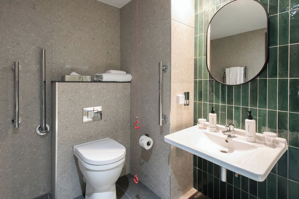 Standard Room, 1 Double Bed, Accessible (Standalone Shower) - Photo 5