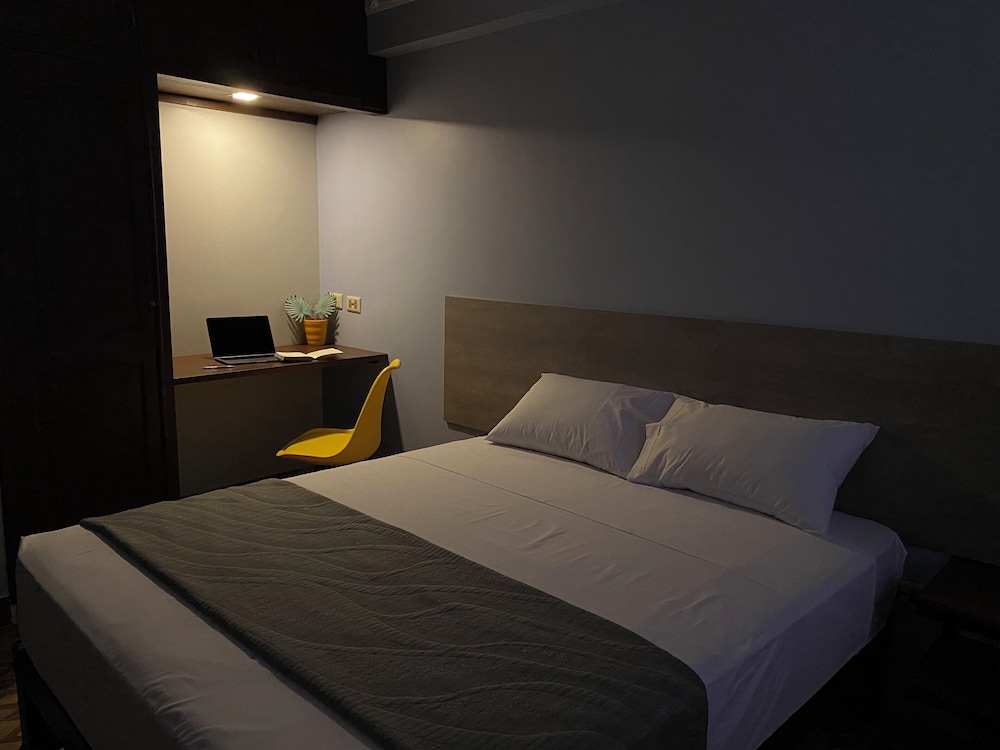 Deluxe Room, 1 Queen Bed photo 1
