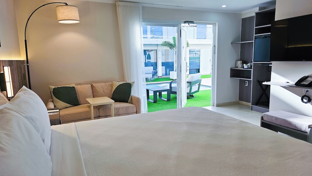 Standard Room, 1 King Bed, Non Smoking, Pool View