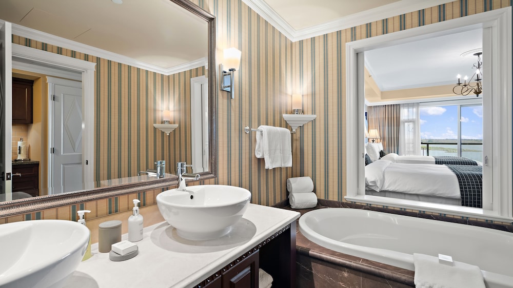 Guest Room, Partial Ocean View, Double Queen - Photo 3