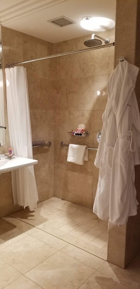 Accessible Deluxe Room King Bed thumbnail 6