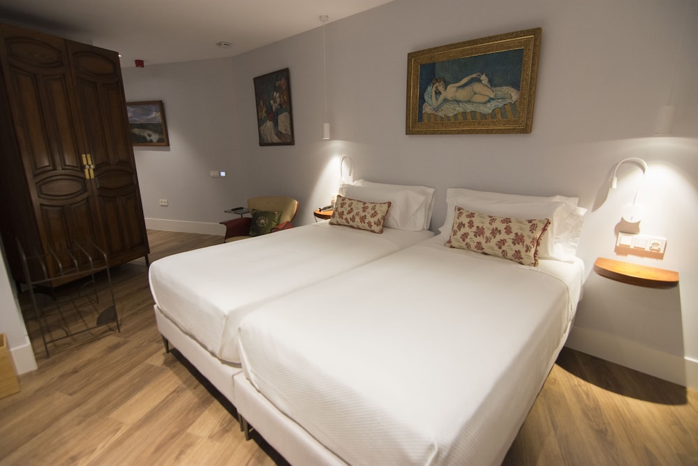 Double or Twin Room - Photo 12