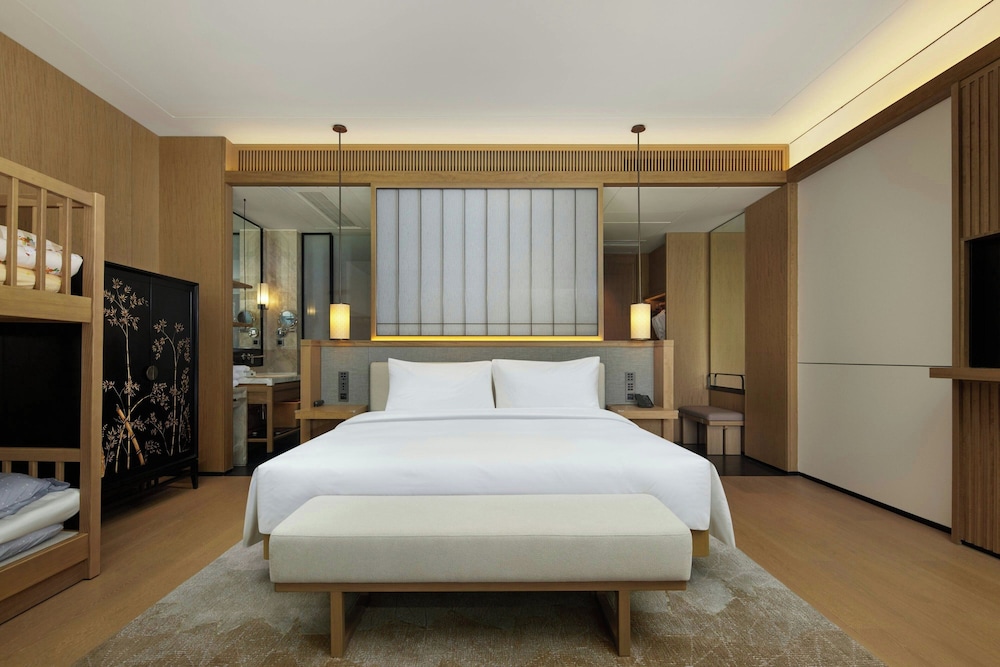 Deluxe Room, Multiple Beds, Balcony photo 3