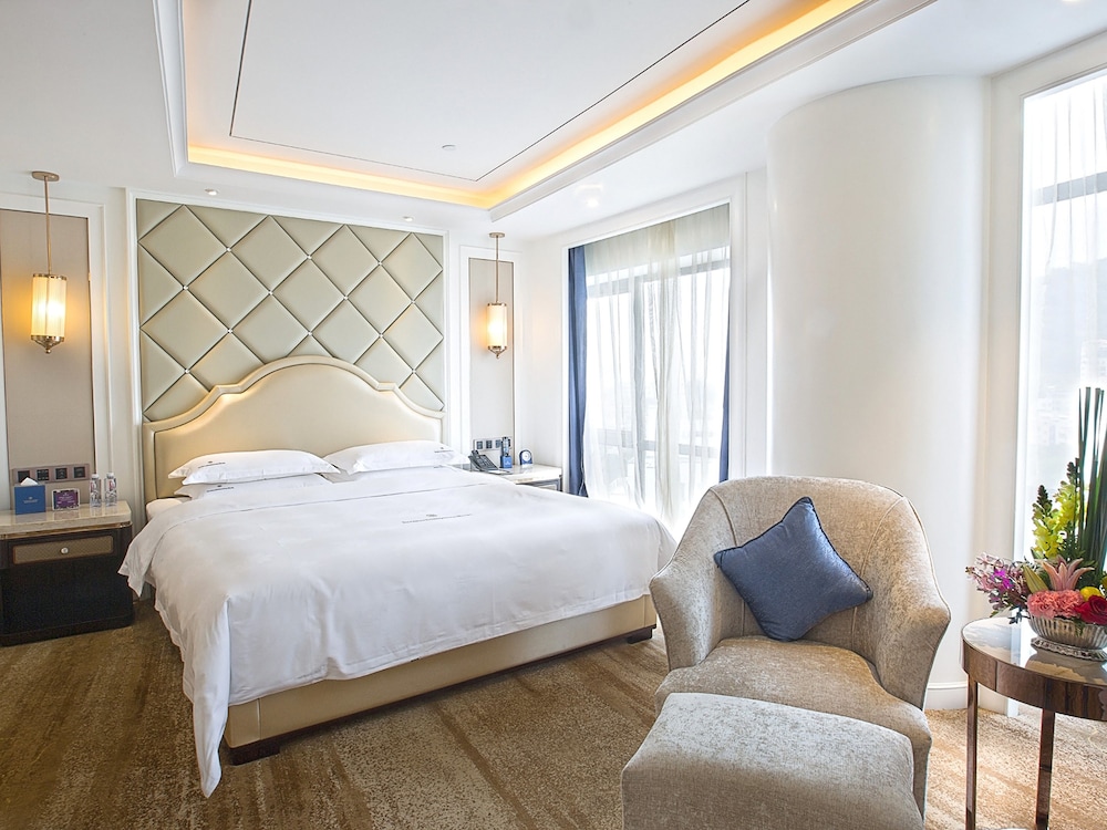 Deluxe Suite, 1 King Bed photo 1