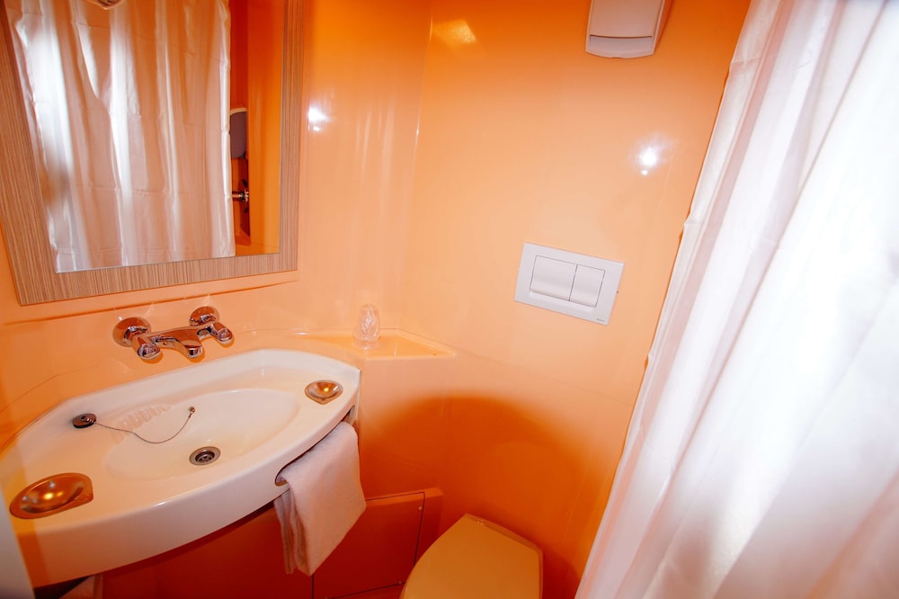 Standard Room, 2 Twin Beds - Photo 10