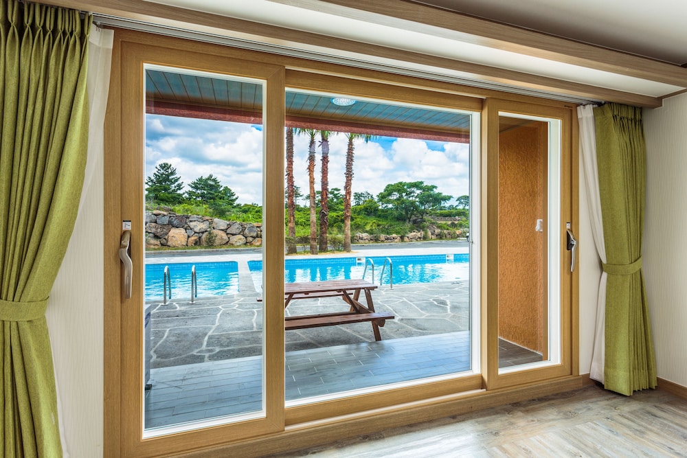 Poolside Suite Room photo 2