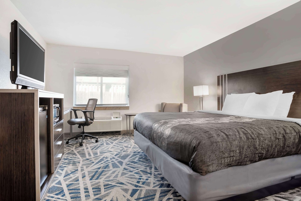 Standard Room, 1 Queen Bed, Accessible, Refrigerator & Microwave - Photo 1